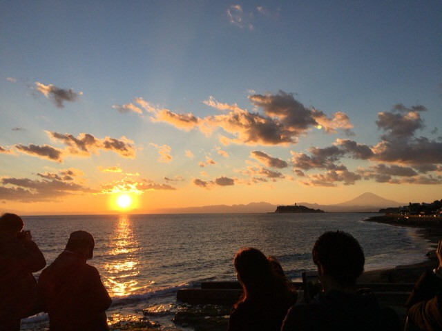 鎌倉散歩。稲村ヶ崎から見る江ノ島、富士山と夕陽。御霊神社、極楽寺、成就院から海へ。